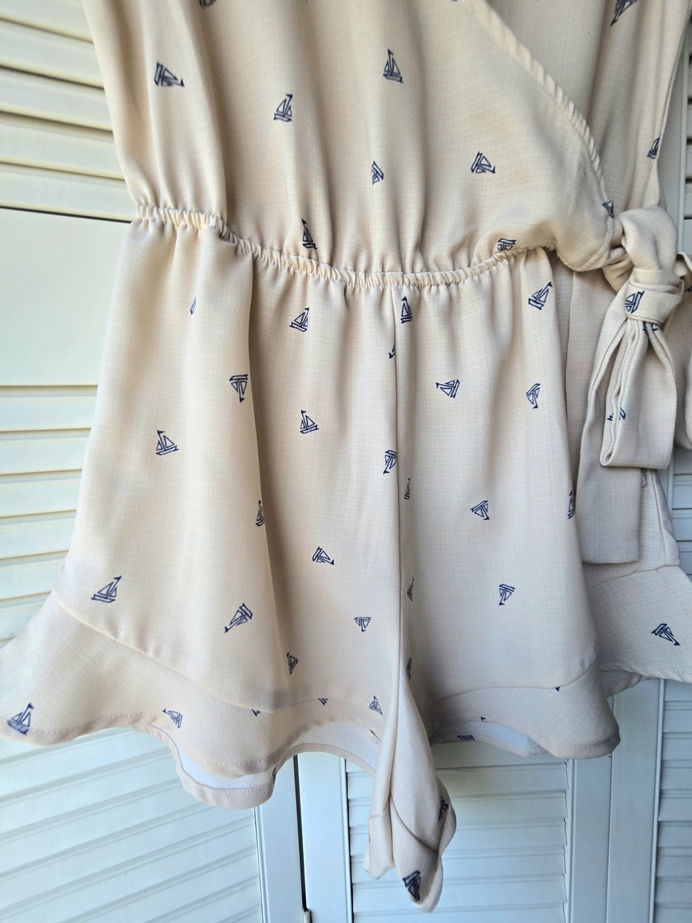 E & M Beige Sailboat Printed Faux Wrap Romper Nautical Coastal Size Small NWOT - Picture 5 of 5